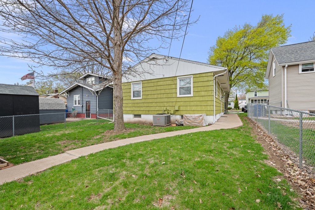 2374 33rd Street Moline, IL 61265 - Photo 4 of 30