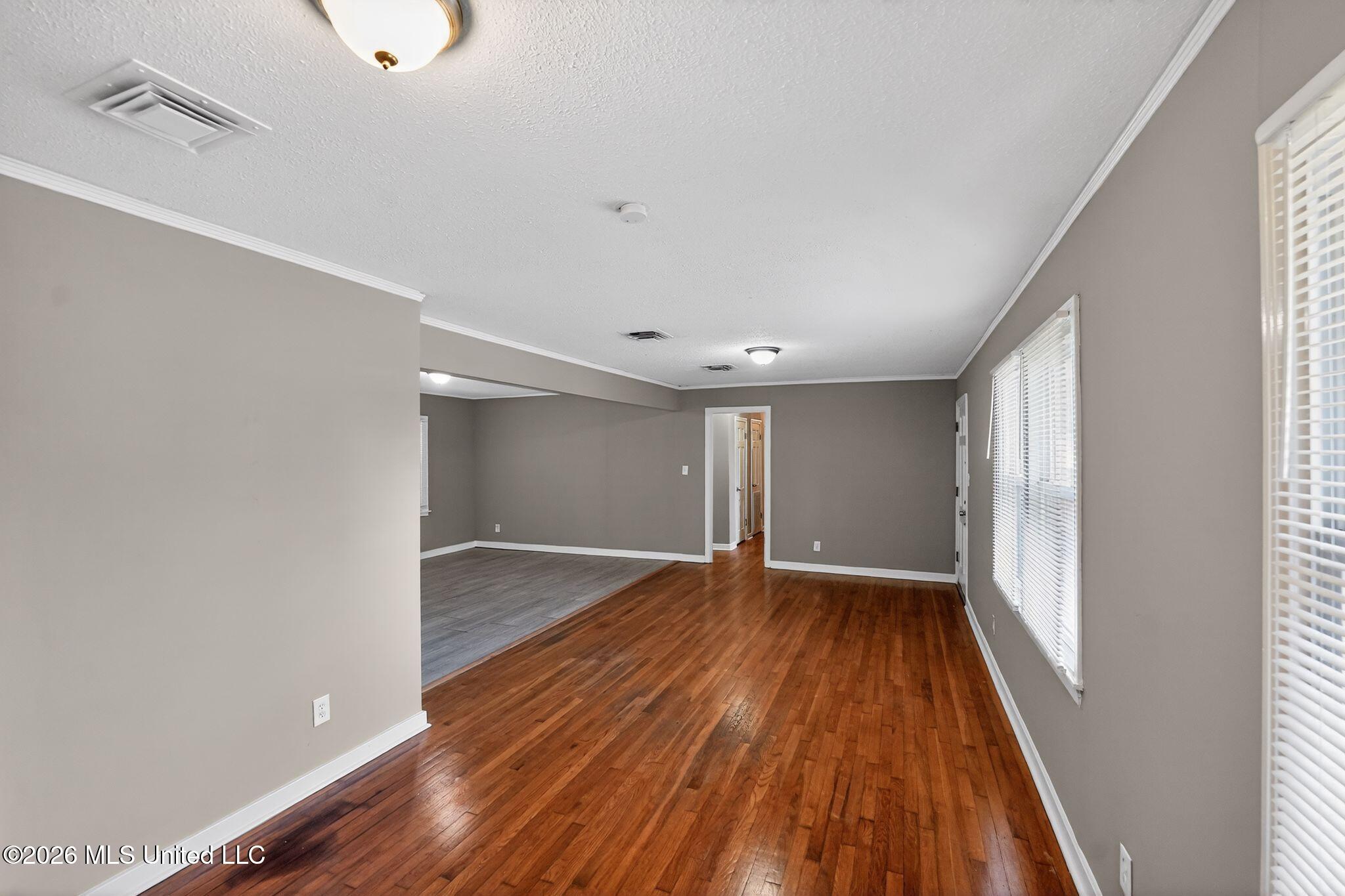 1623 Wilhurst Street Jackson, MS 39211 - Photo 5 of 41 10_1623_Wilhurst_St_Jackson_MS_39211-Liv