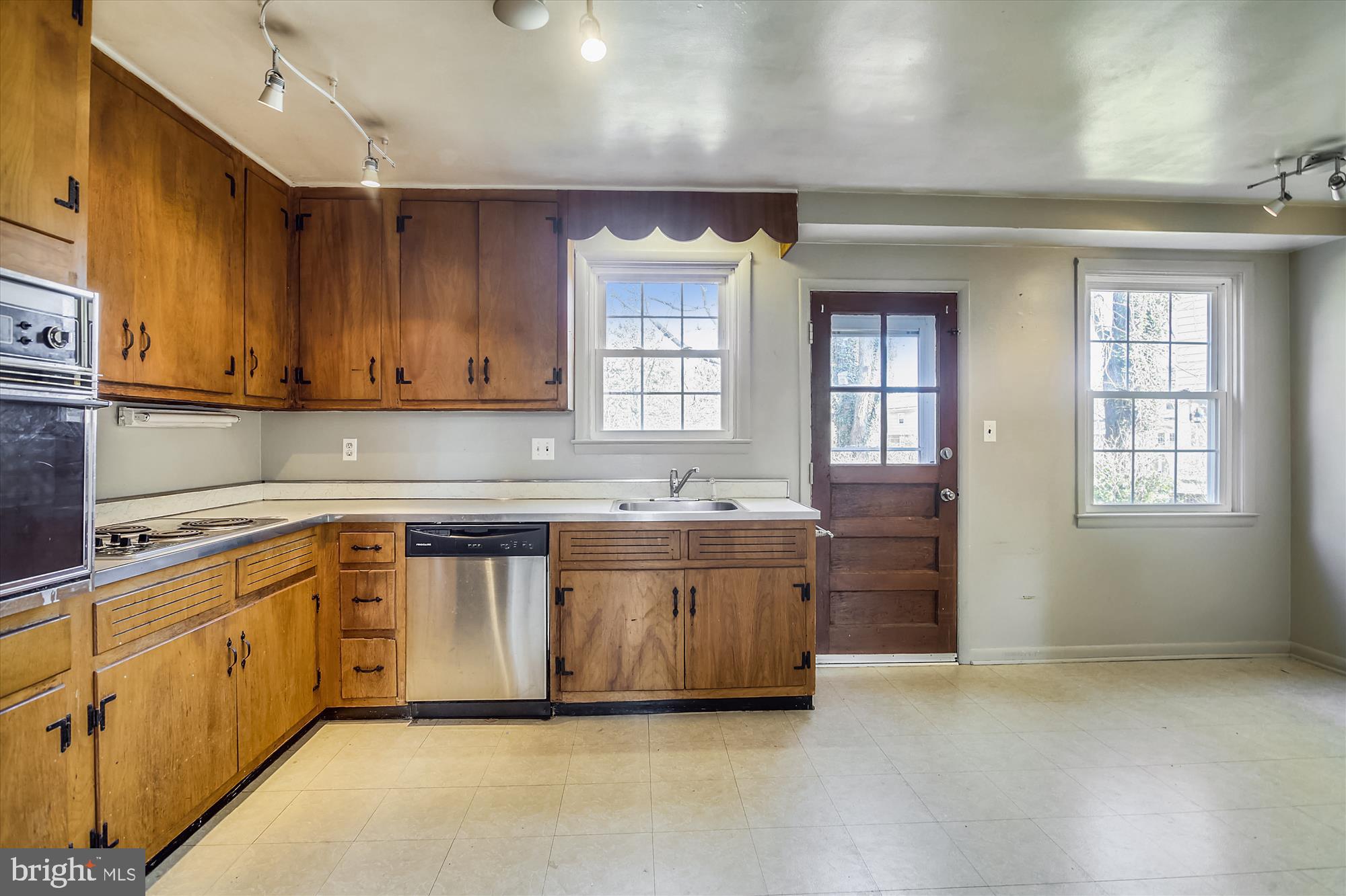 818 Stoneleigh Road Baltimore, MD 21212 - Photo 11 of 35 Kitchen with door to back porch.