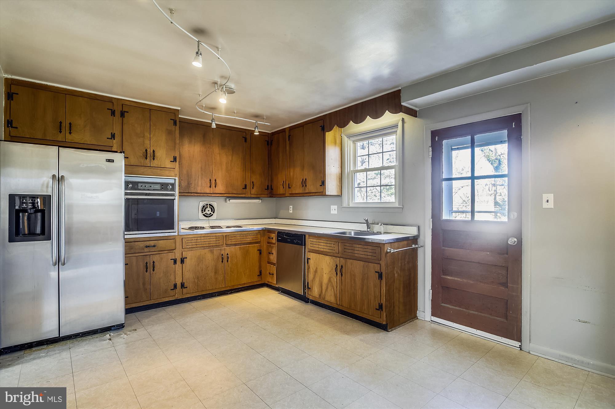 818 Stoneleigh Road Baltimore, MD 21212 - Photo 12 of 35 Kitchen with lots of room for an island