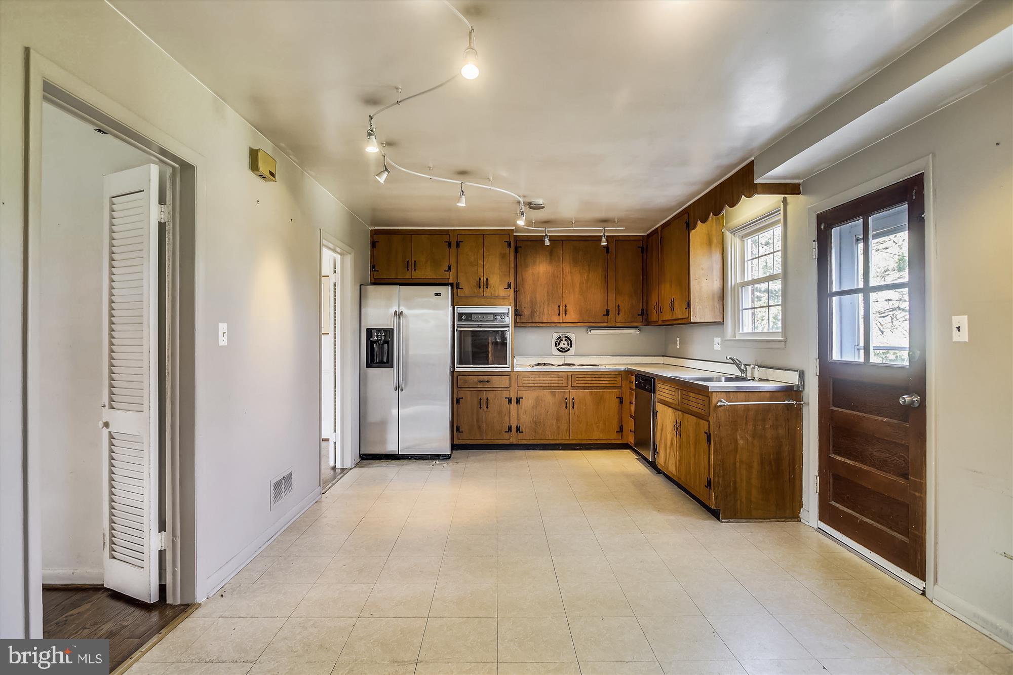 818 Stoneleigh Road Baltimore, MD 21212 - Photo 13 of 35 Bright and spacious kitchen