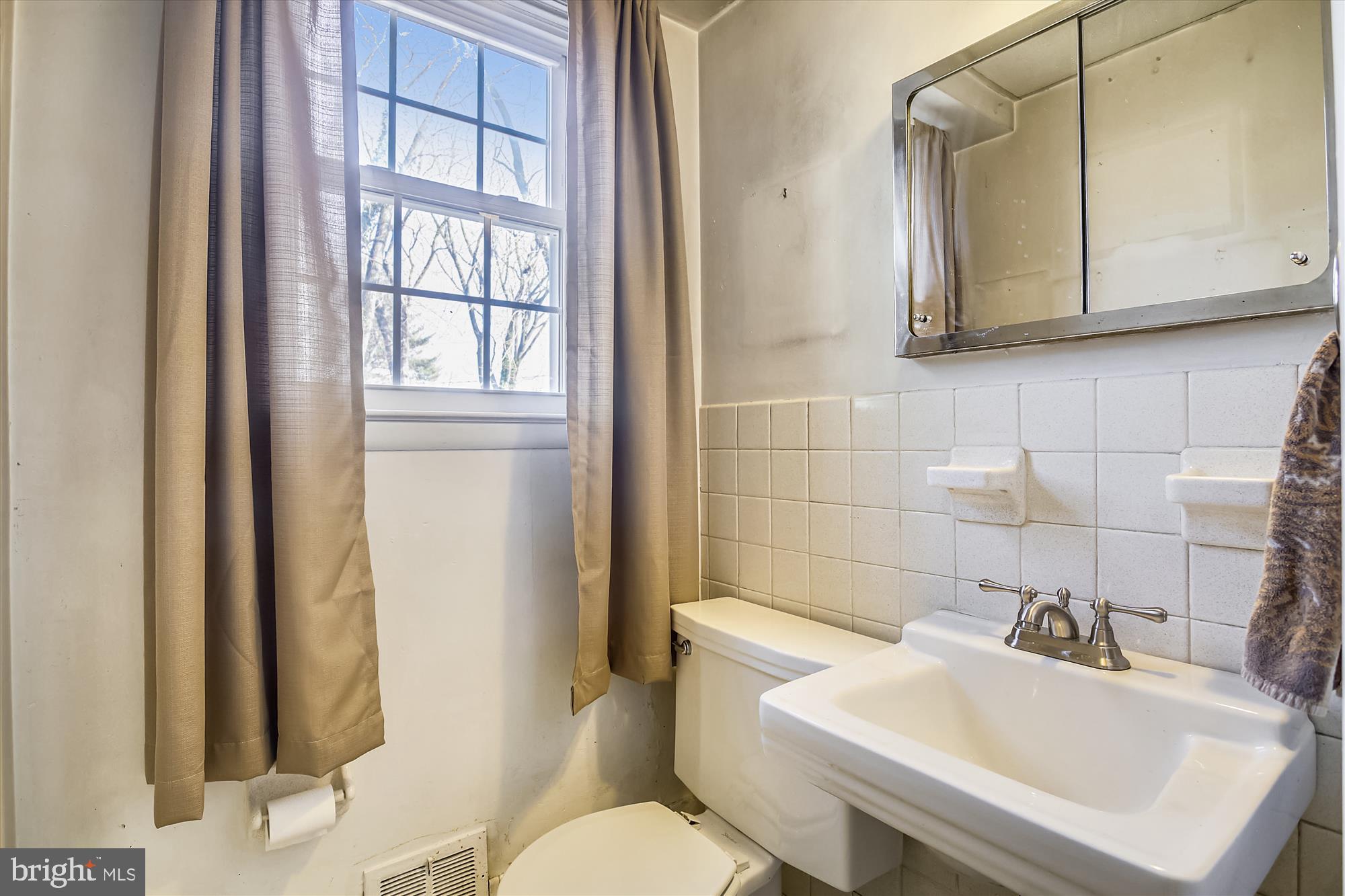 818 Stoneleigh Road Baltimore, MD 21212 - Photo 15 of 35 1st floor powder room between kitchen and den