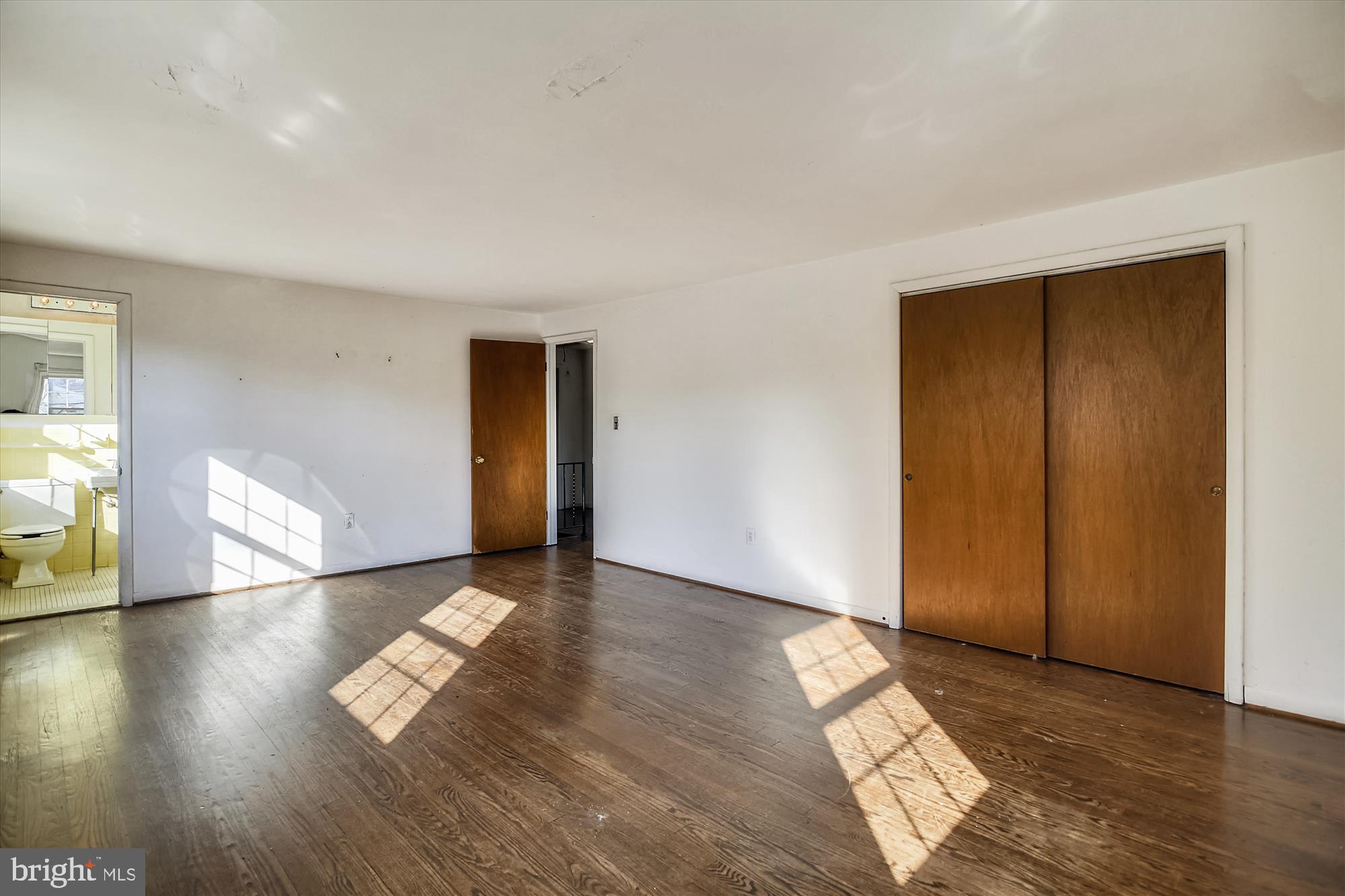 818 Stoneleigh Road Baltimore, MD 21212 - Photo 18 of 35 Primary bedroom w/ ample closet space & full bath