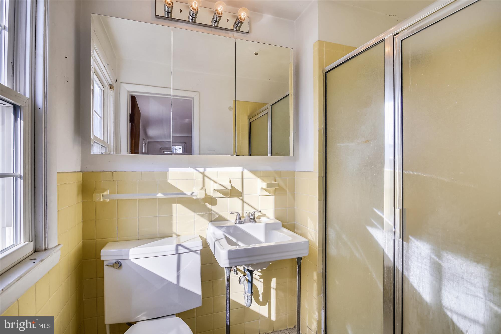 818 Stoneleigh Road Baltimore, MD 21212 - Photo 20 of 35 Primary bedroom's full bath with shower stall.
