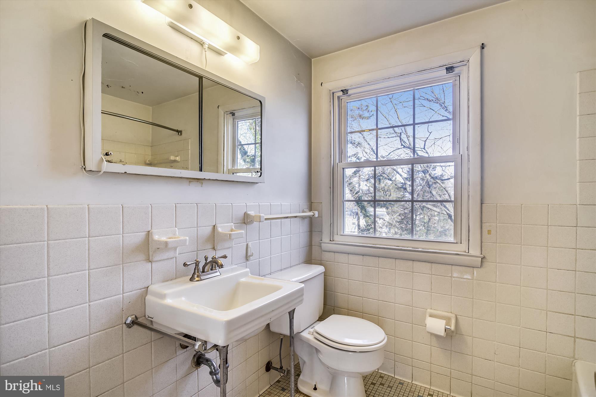 818 Stoneleigh Road Baltimore, MD 21212 - Photo 28 of 35 Second floor, full family bath