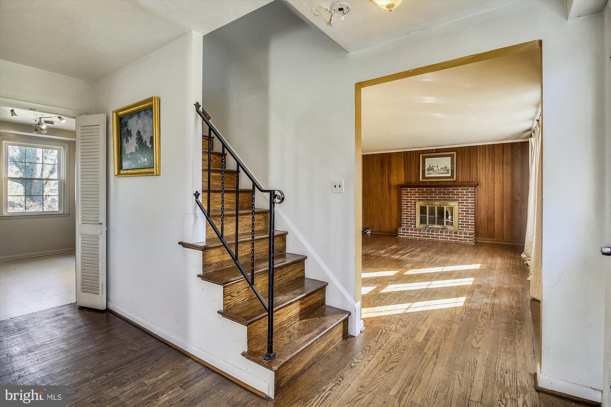 818 Stoneleigh Road Baltimore, MD 21212 - Photo 5 of 35 Center hall leads to the kitchen from the foyer