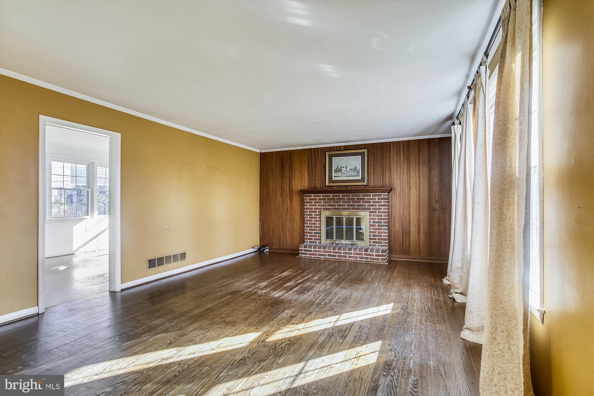 818 Stoneleigh Road Baltimore, MD 21212 - Photo 6 of 35 Living room with 1 of 2 wood burning fireplaces.
