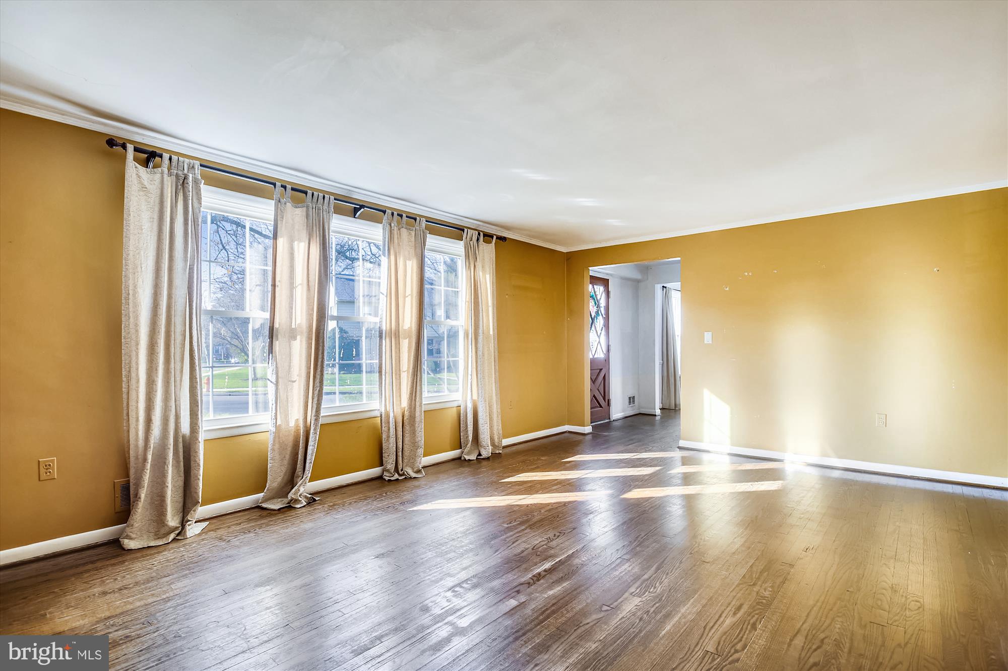 818 Stoneleigh Road Baltimore, MD 21212 - Photo 7 of 35 Bright living room faces southeast for morning sun
