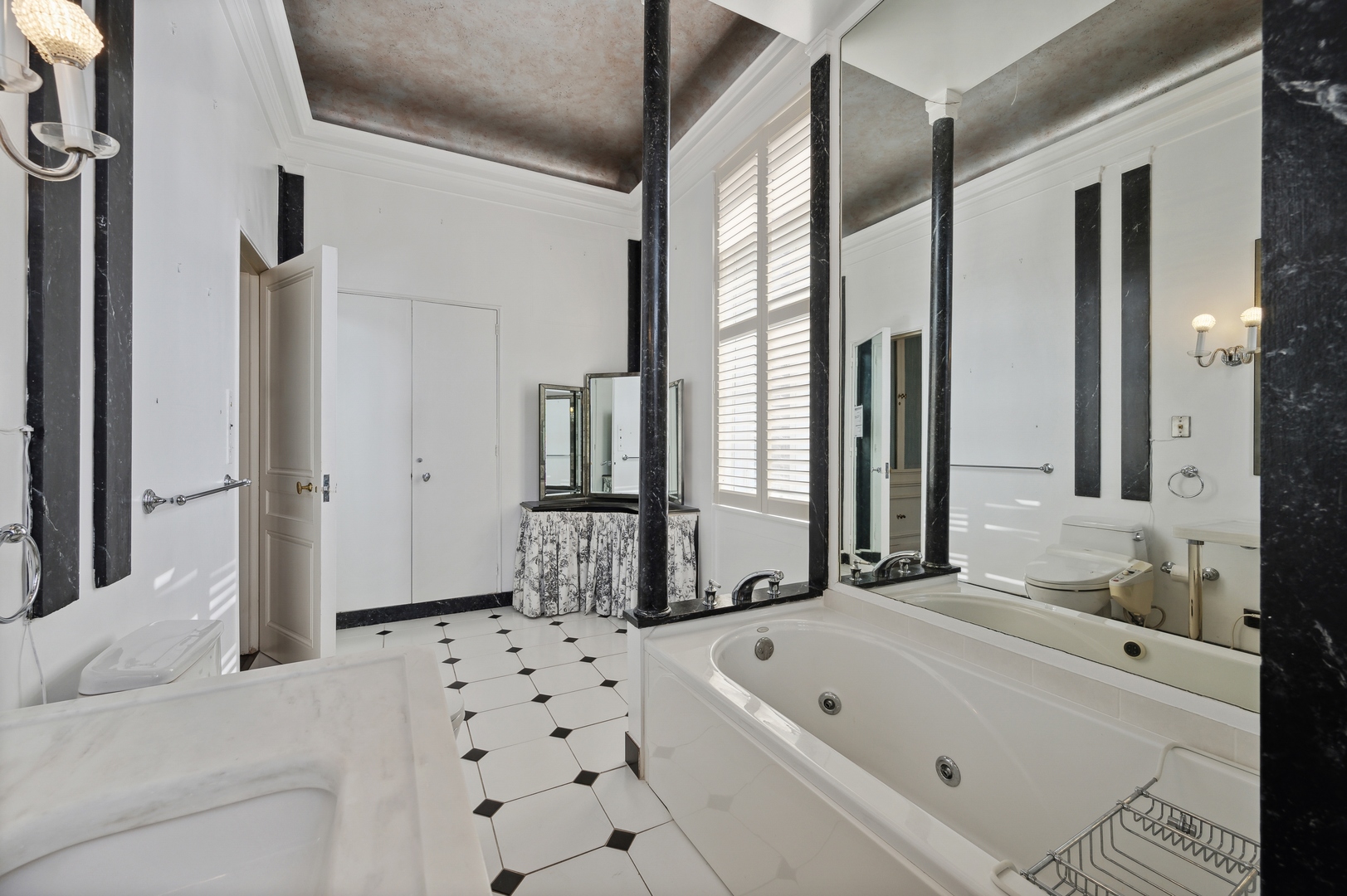 1260 North Astor Street, Unit 8 Chicago, IL 60610 - Photo 20 of 27 a bathroom with a bathtub sink and a mirror