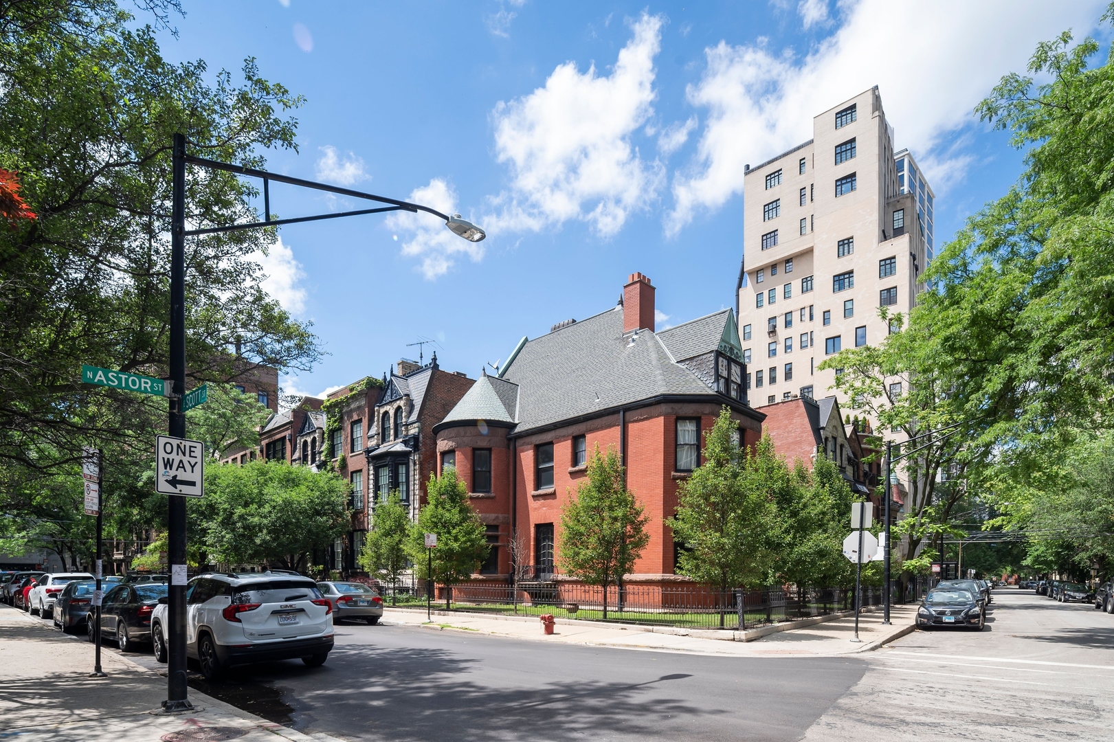 1260 North Astor Street, Unit 8 Chicago, IL 60610 - Photo 23 of 27 a couple of cars parked in front of a building