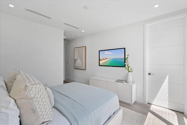 $4,100,000 | 1070 Del Harbour Drive, Delray Beach, FL 33483