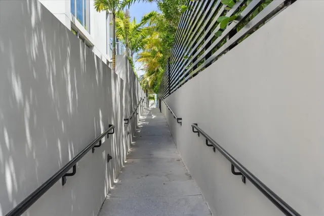 $4,100,000 | 1070 Del Harbour Drive, Delray Beach, FL 33483