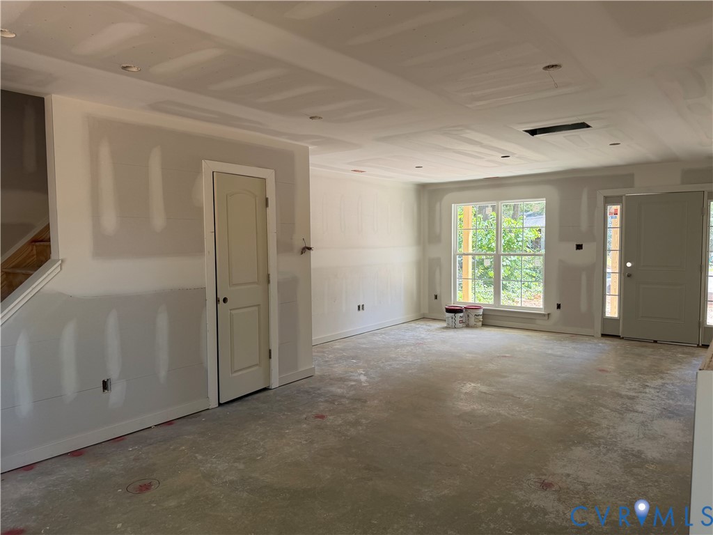 21305 Rutledge Avenue Petersburg, VA 23803 - Photo 10 of 14 an empty room with windows and closet
