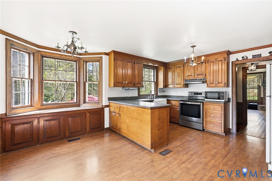 9420 Trails End Road Midlothian, VA 23112 - Photo 12 of 53 Large eat in kitchen.