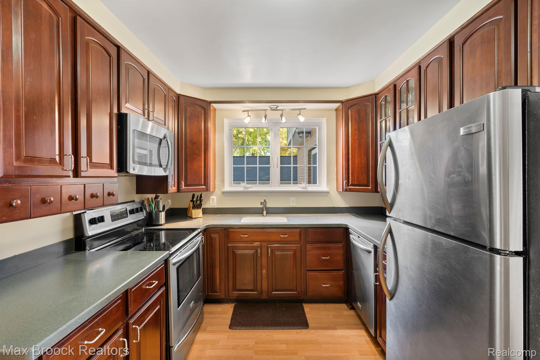 3696 Cumberland Road Berkley, MI 48072 - Photo 2 of 23 Cherry wood kitchen