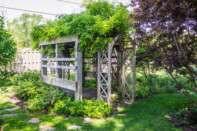 38569 North Sheridan Road, Unit 390 Beach Park, IL 60099 - Photo 23 of 28 a backyard of a house with lots of green space