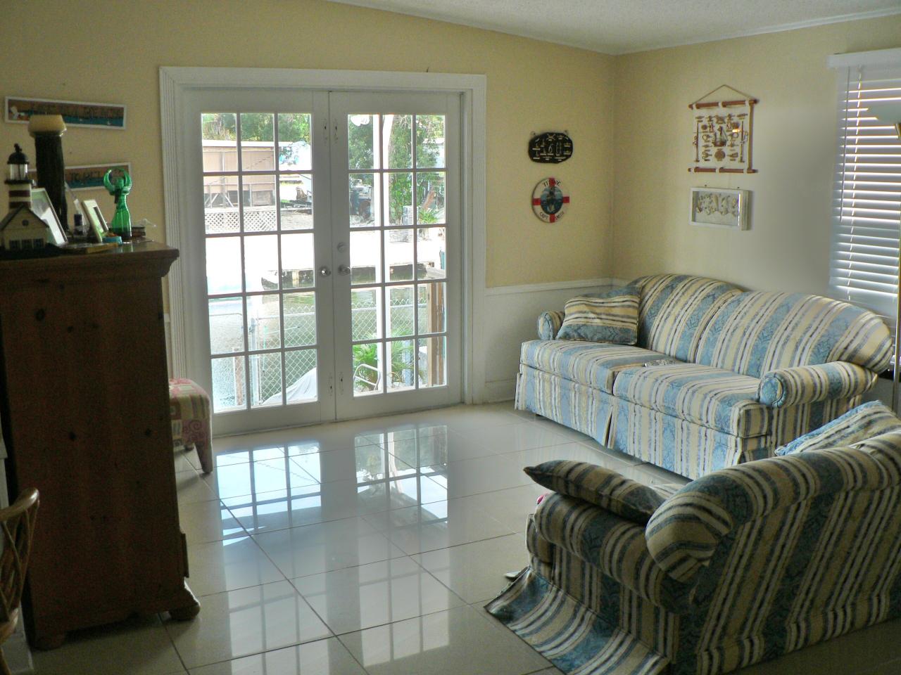 15 Pelican Road Key Largo, FL 33037 - Photo 7 of 10 Living Room