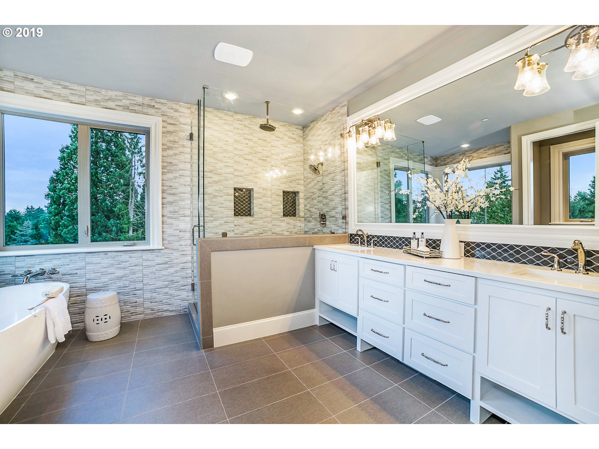3103 Southwest Collins Court Portland, OR 97219 - Photo 21 of 32 Gallery Image 21