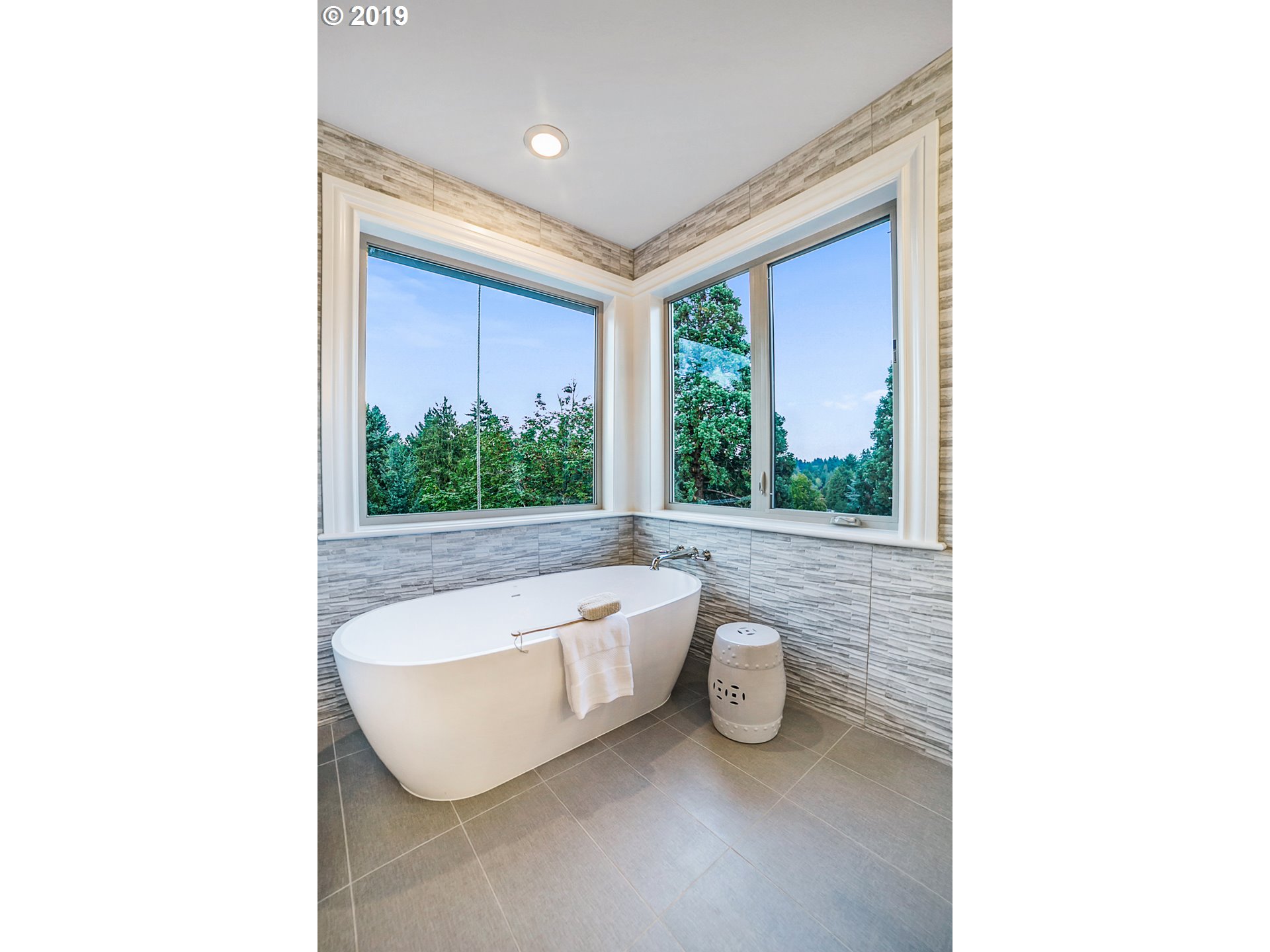 3103 Southwest Collins Court Portland, OR 97219 - Photo 24 of 32 Gallery Image 24