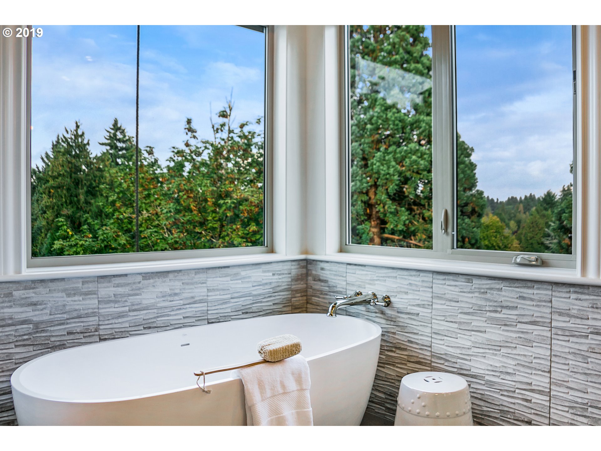 3103 Southwest Collins Court Portland, OR 97219 - Photo 25 of 32 Gallery Image 25
