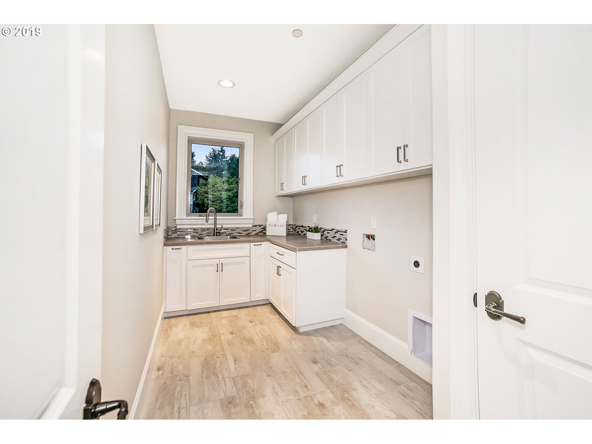3103 Southwest Collins Court Portland, OR 97219 - Photo 26 of 32 Gallery Image 26