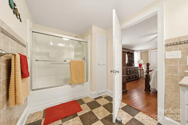 a en suite bathroom with a shower