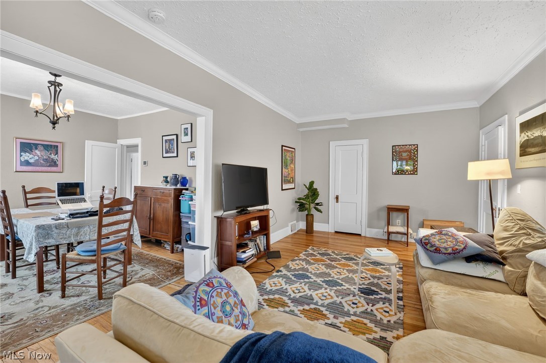 3221 Bradford Road Cleveland Heights, OH 44118 - Photo 4 of 37