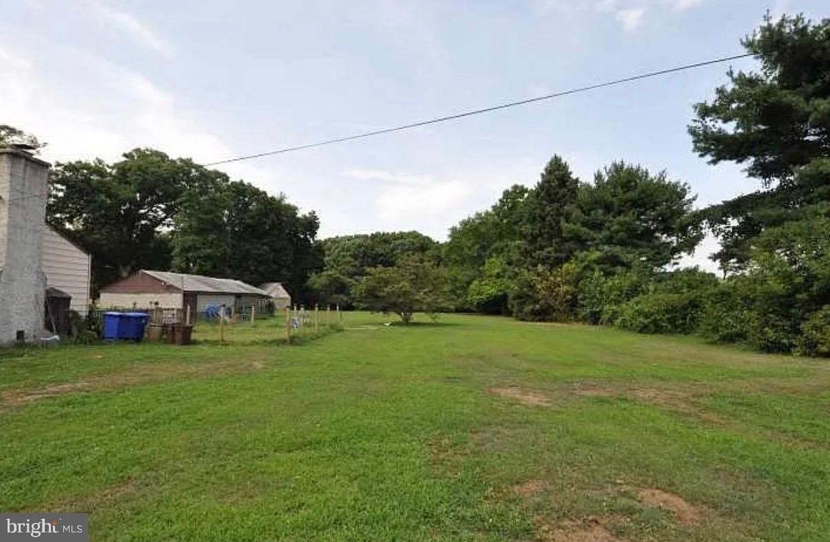 2091 Old York Road Burlington, NJ 08016 - Photo 12 of 20 Spacious green oasis awaits your vision.