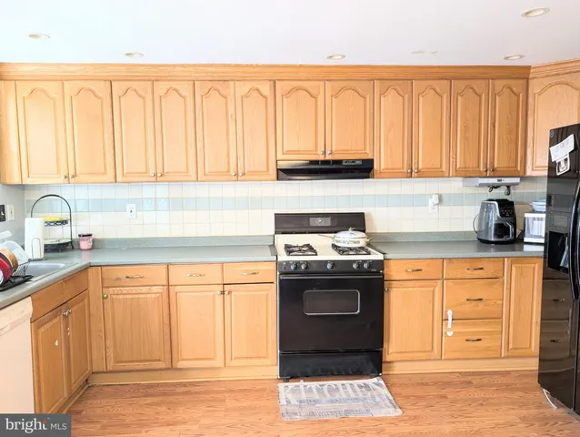 $2,100 | 320 Spruce Street, Glenolden, PA 19036