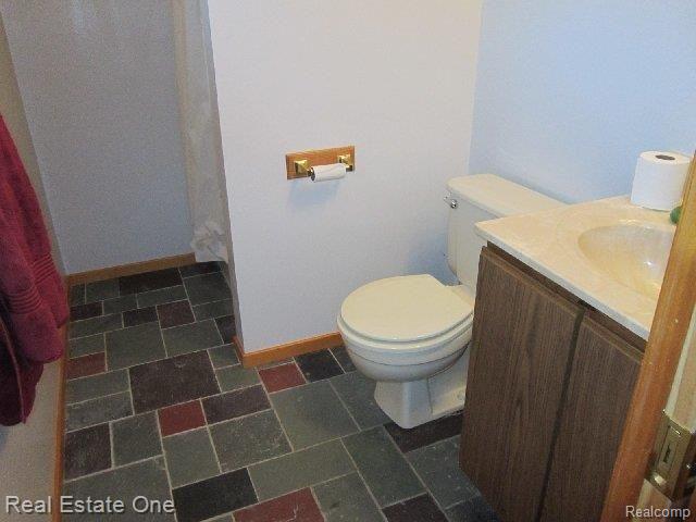 8951 River Valley Road Brighton, MI 48116 - Photo 12 of 25 1st floor bath.JPG