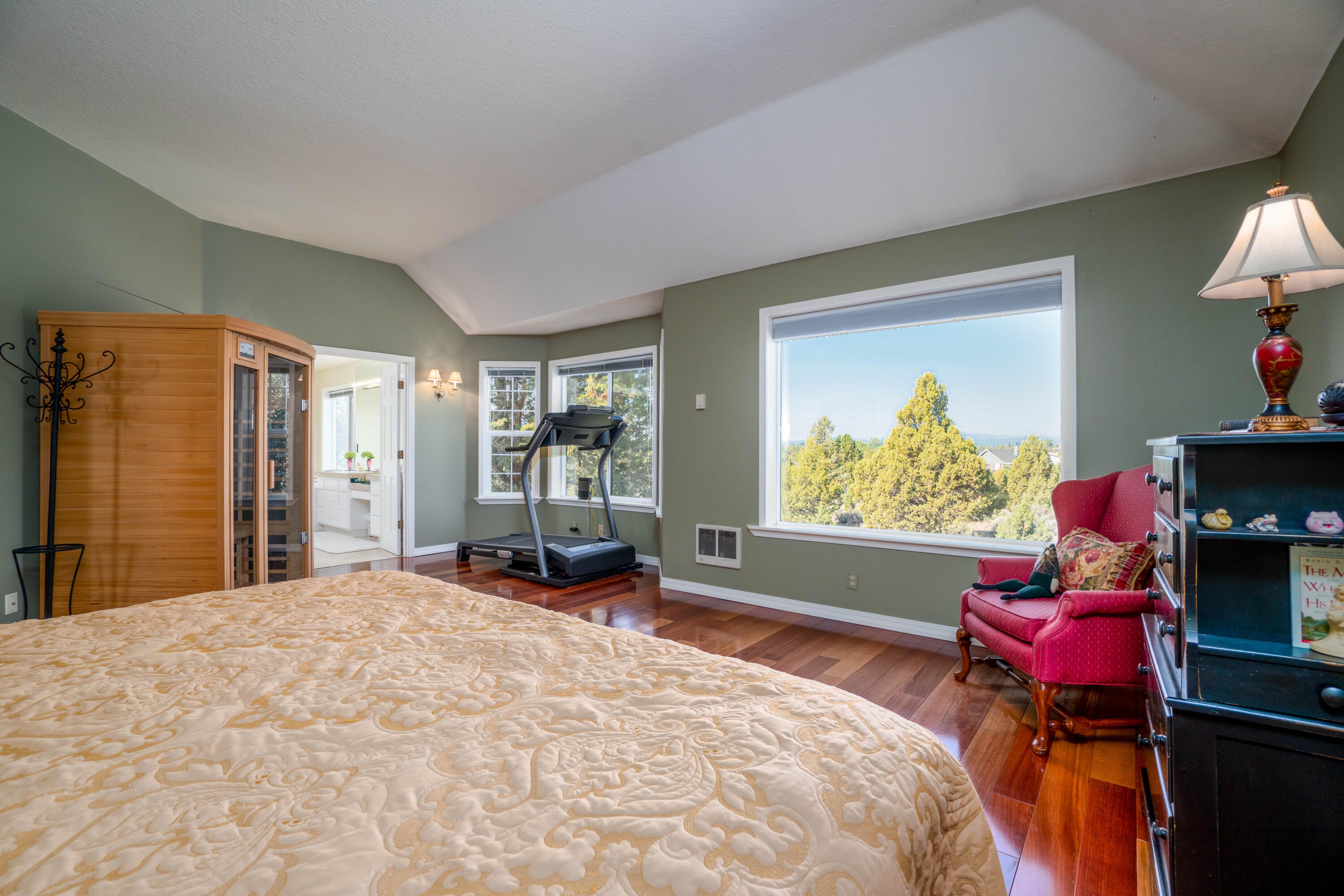 60905 Jennings Road Bend, OR 97702 - Photo 17 of 41 Primary Bedroom