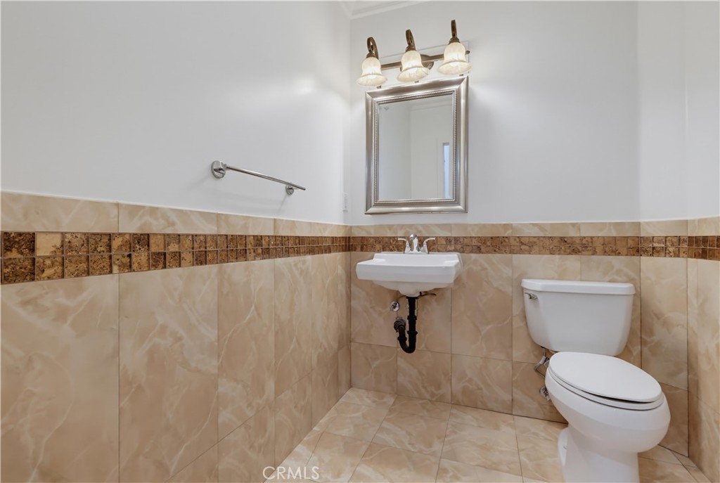 350 Bethany Road Burbank, CA 91504 - Photo 13 of 35 Guest Bath