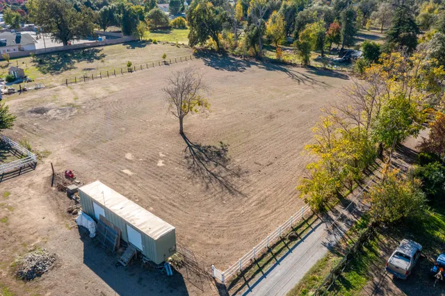 a view of a yard with an ocean