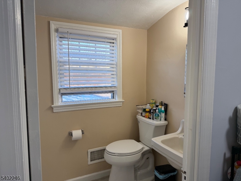 8 Rowe Place Bloomfield, NJ 07003 - Photo 9 of 17