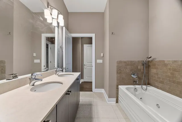 $530,000 | 6 North May Street, Unit 403, Chicago, IL 60607