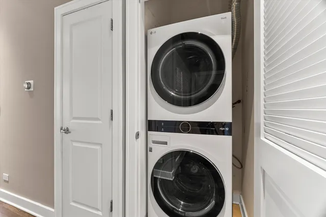 $530,000 | 6 North May Street, Unit 403, Chicago, IL 60607