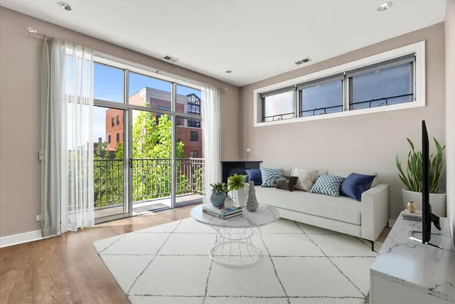 $530,000 | 6 North May Street, Unit 403, Chicago, IL 60607