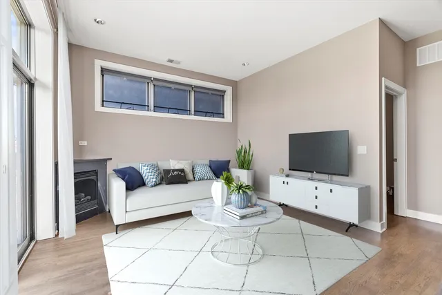 $530,000 | 6 North May Street, Unit 403, Chicago, IL 60607