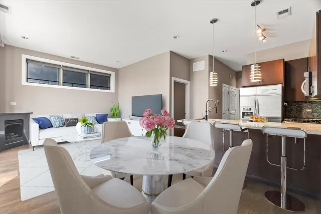 $530,000 | 6 North May Street, Unit 403, Chicago, IL 60607