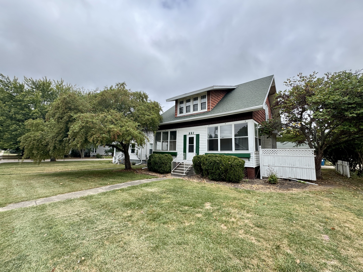 221 West Peru Street Princeton, IL 61356 - Photo 2 of 33 a view of a yard in front of a house