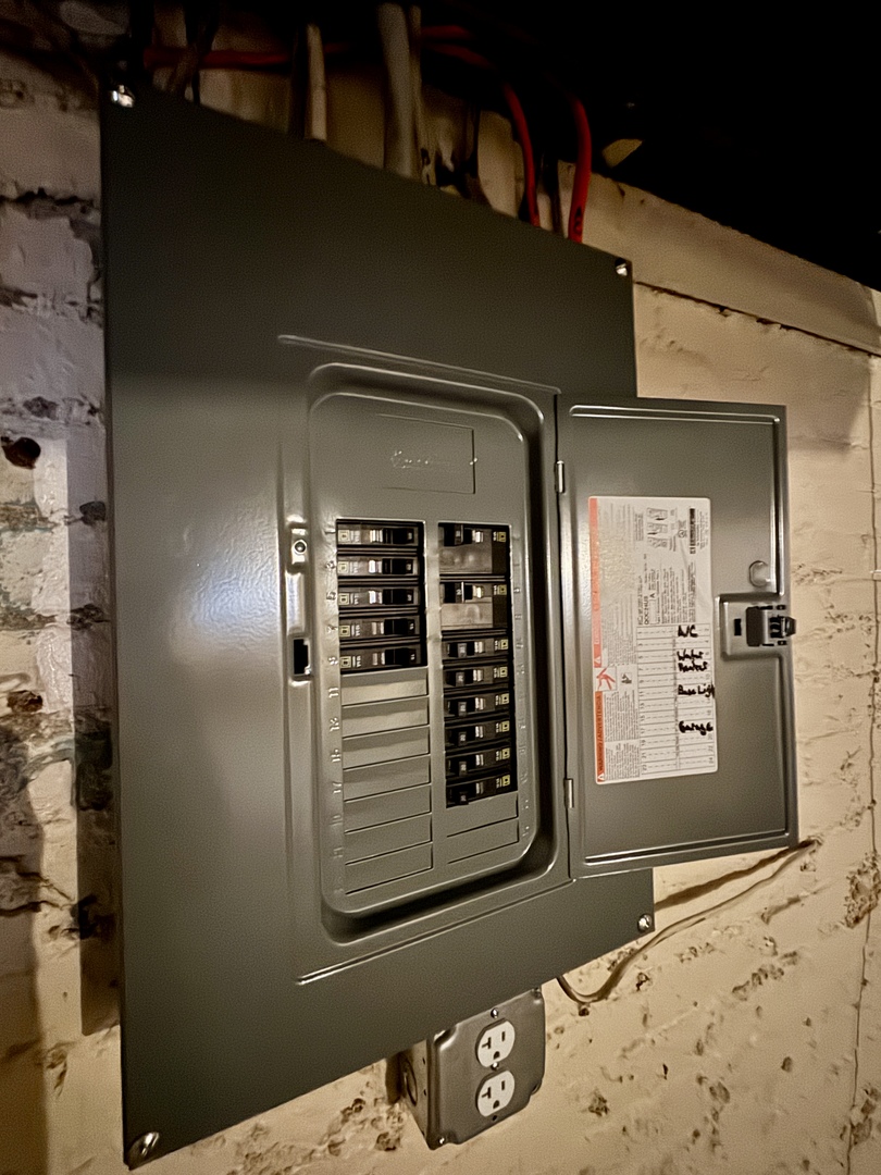 221 West Peru Street Princeton, IL 61356 - Photo 27 of 33 a front view of a house