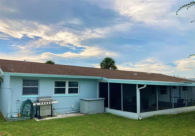 a view of a house with a backyard