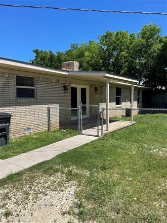 $1,700 | 2105 West Pearl Street, Granbury, TX 76048
