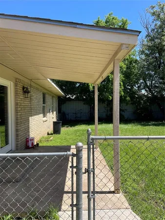 a front view of house with yard