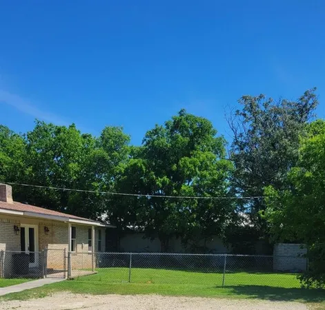a view of a yard