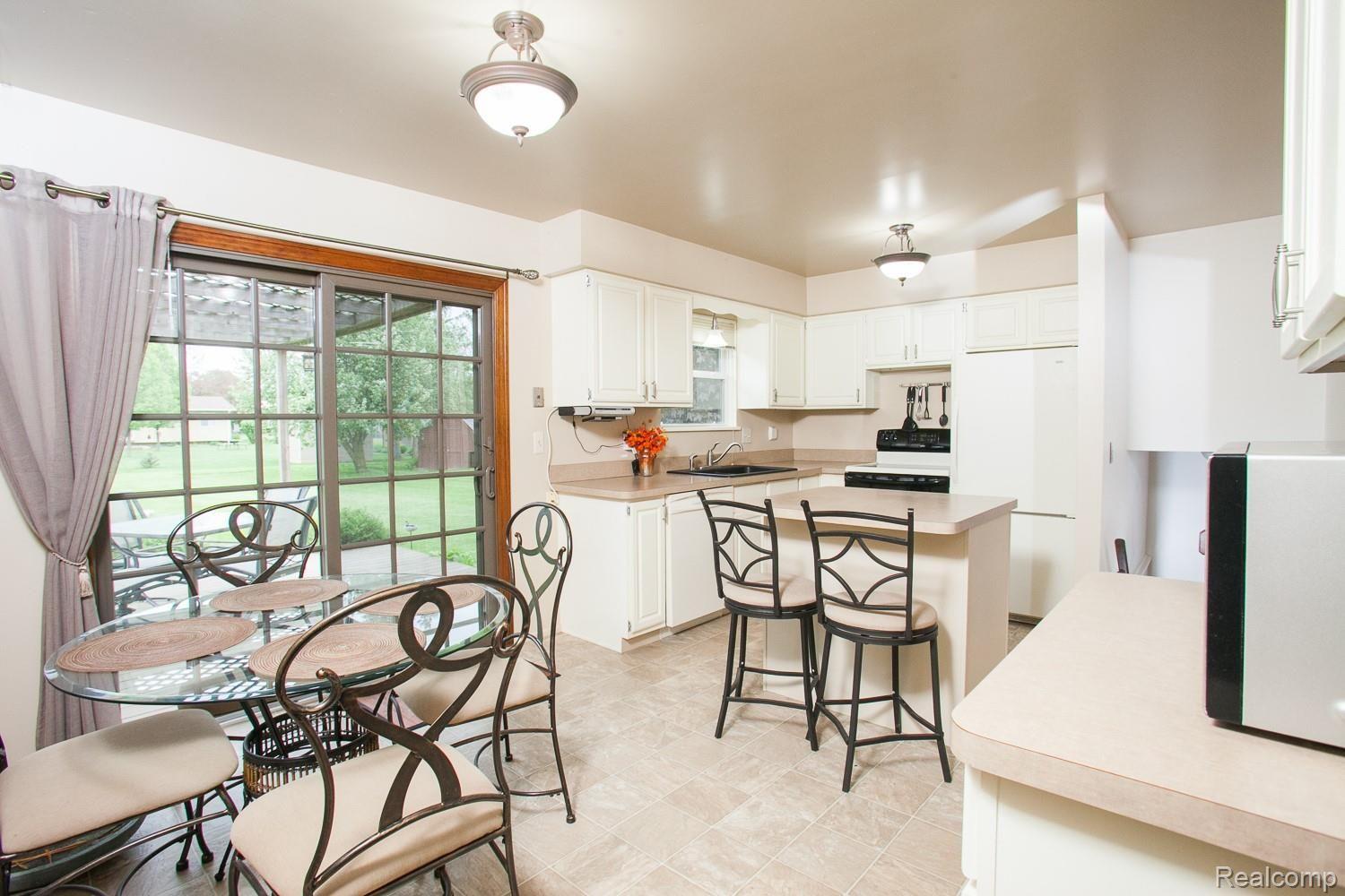 7109 Sharp Road Swartz Creek, MI 48473 - Photo 8 of 23 Kitchen6.jpg