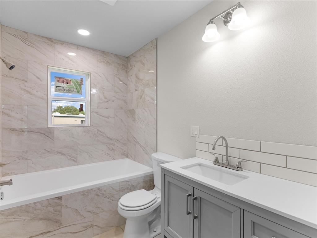 526 Jack Grace Hill Road Bowie, TX 76230 - Photo 11 of 34 a bathroom with a sink toilet and bathtub