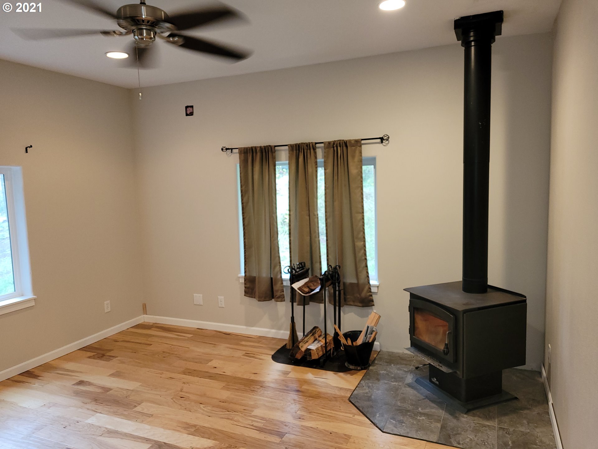 24723 West Demming Road Elmira, OR 97437 - Photo 5 of 14 Gallery Image 5