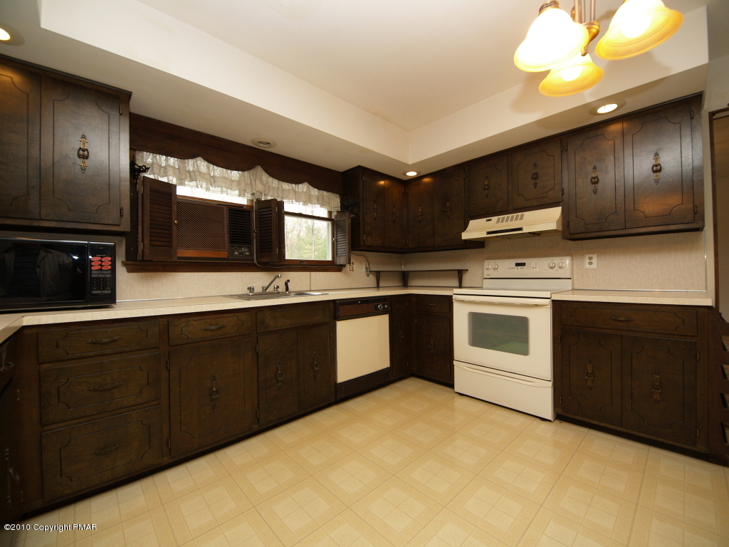 28 D Balson Road Stroudsburg, PA 18360 - Photo 11 of 19 Kitchen