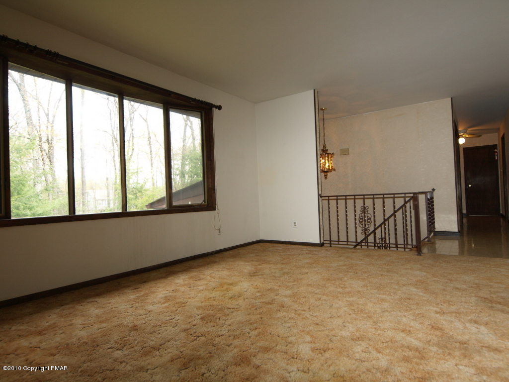 28 D Balson Road Stroudsburg, PA 18360 - Photo 15 of 19 Living Room